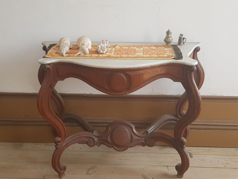 Móveis rústicos, credências, mesa e sofás