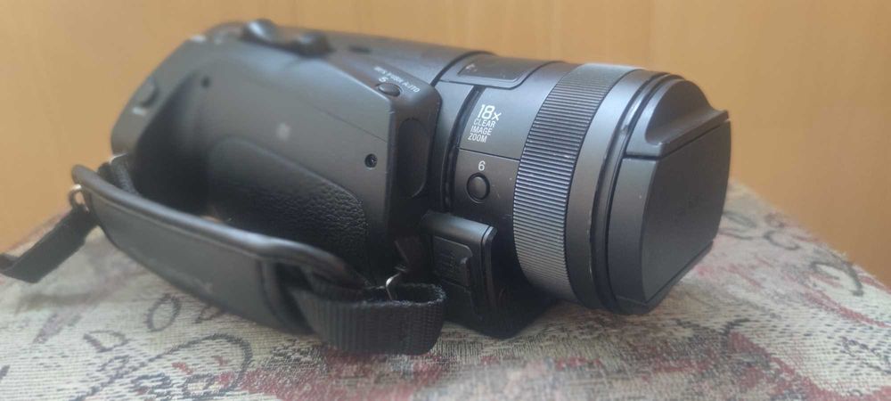 Sony FDR AX700 камкодер