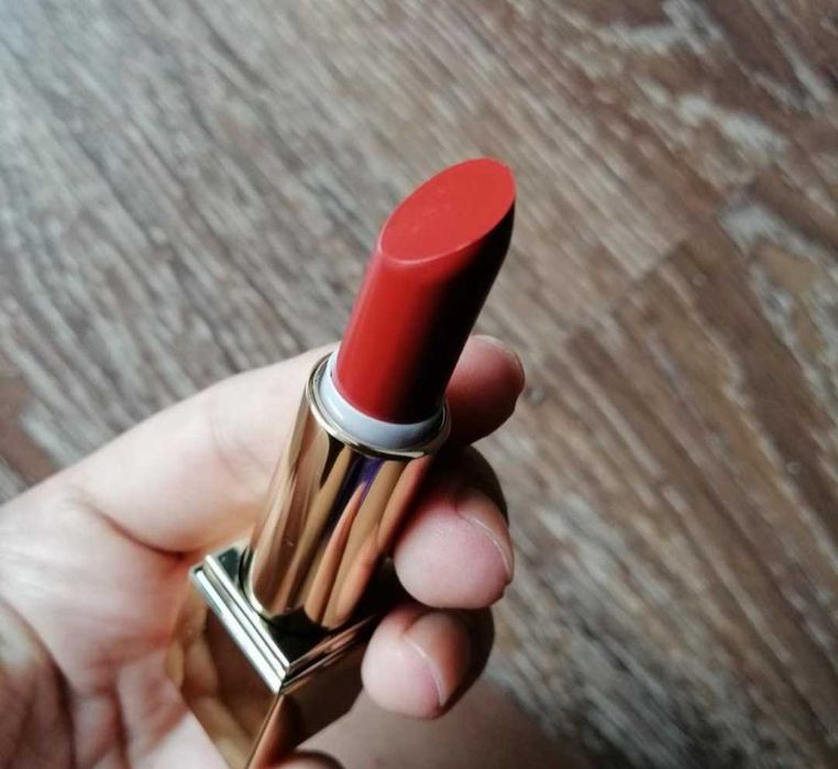 Помада Estee Lauder