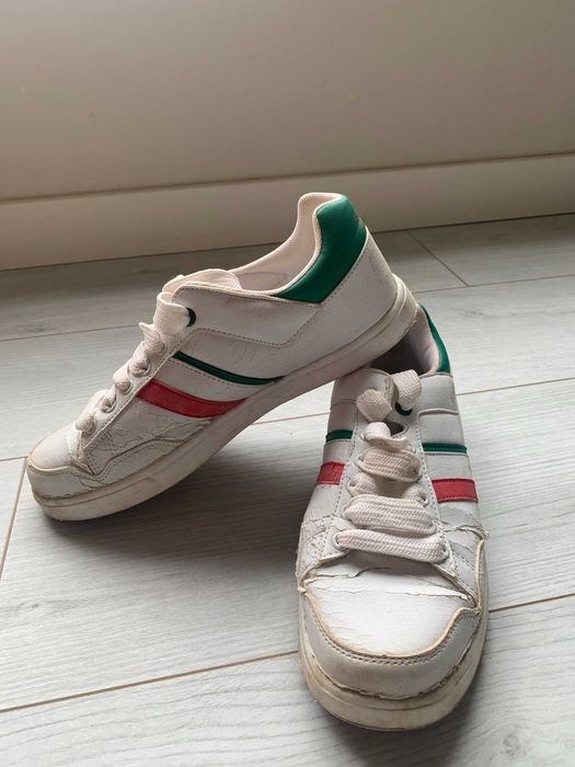 Ténis desportivos brancos com detalhes verdes e vermelho – estilo casual urbano