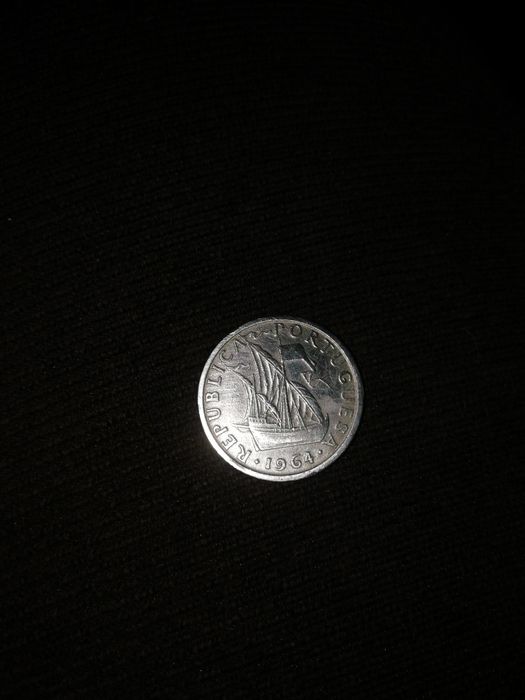 Moeda da República Portuguesa de metal branco de 5 escudos, ano 1964
