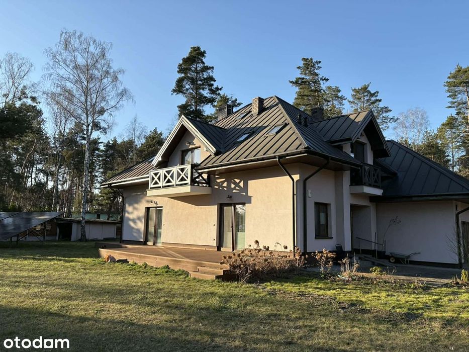Przestronny dom z garażem i balkonem w pobliżu lasu