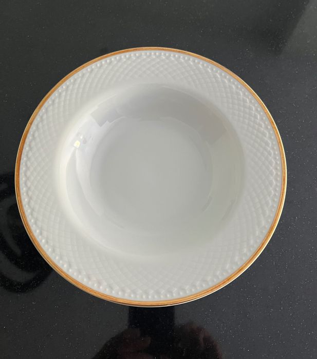 Serviço de louça en porcelana branca com fio dourado em muito bom estado