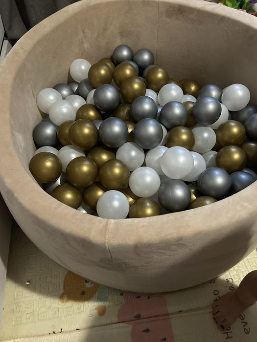 Сухий басейн з кульками
