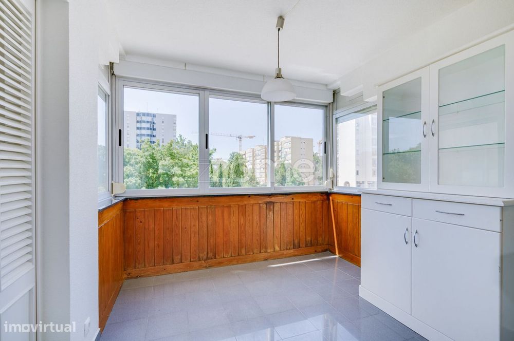 Apartamento T2 com Garagem para Arrendamento - Metro do Campo Grande