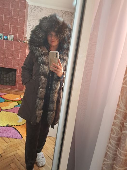 Продам парку с натуральним мехом чернобурки