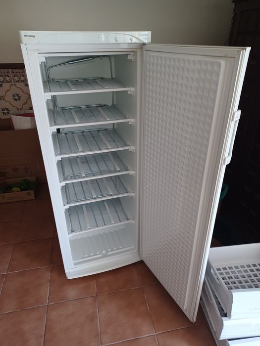 Arca congelador vertical BALAY