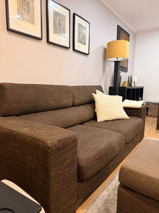 Sofá em tecido 3 lugares com banqueta