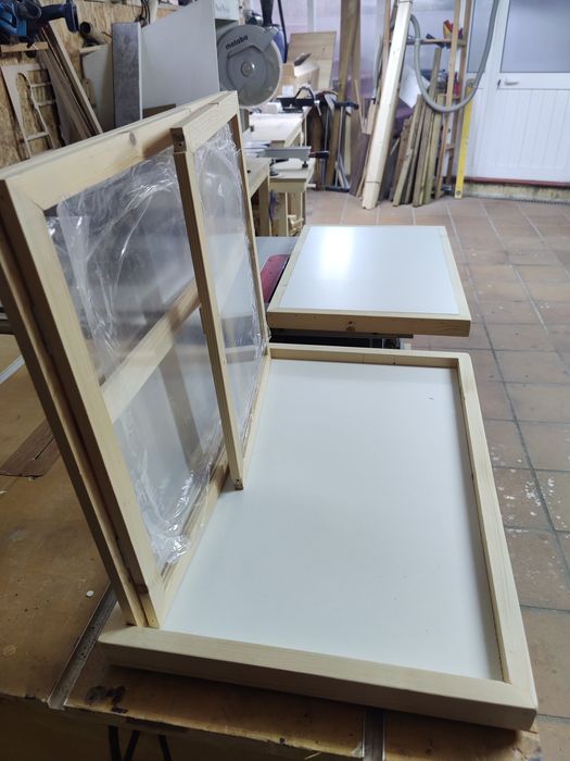 Vitrine de apoio desmontável