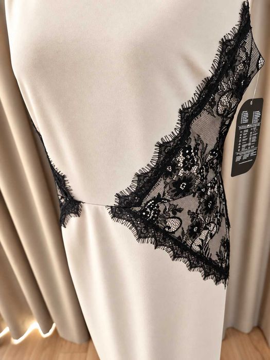 Beżowa sukienka midi z czarną koronką | Elegancka na wesele, chrzest
