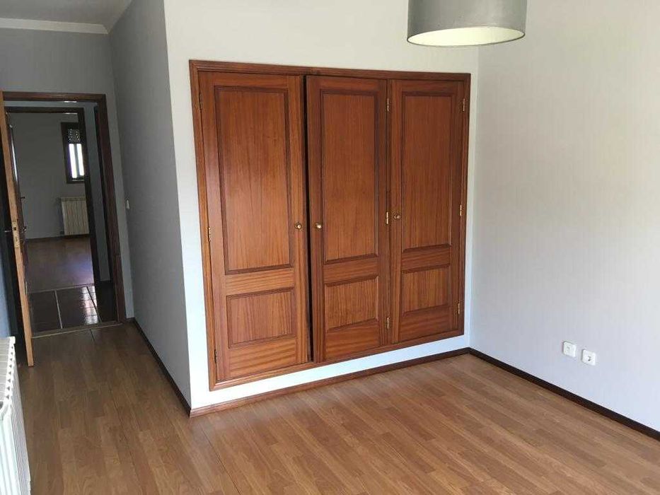 arrenda-se T4+1 duplex - Bustos
