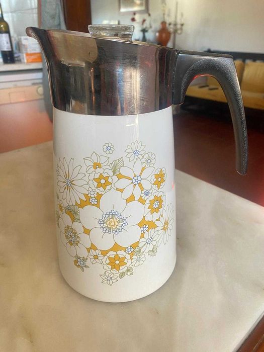 Cafeteira vintage Corning Ware com o padrão "Floral Bouquet". 1970