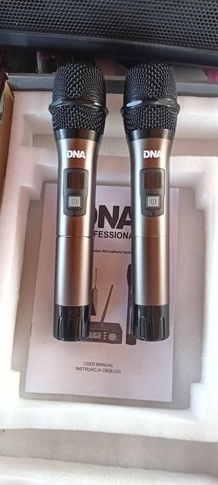 Dwa mikrofony plus kolumna.