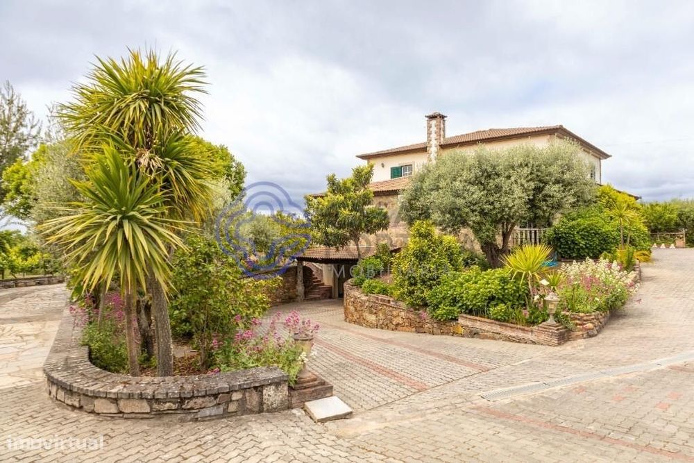 Moradia de Prestígio com Piscina, 392 m2, Jardim e Terreno de 2.500 m2