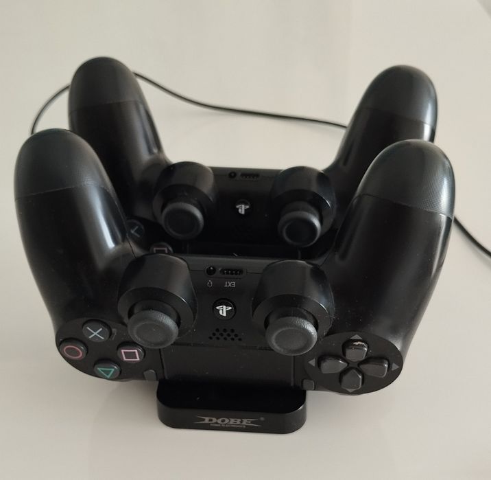 PS4 + comandos+ acessórios