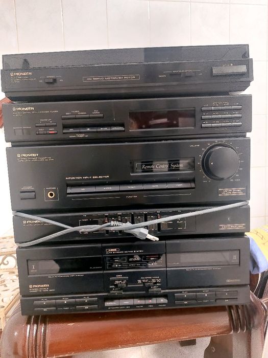 Radio, gira disco, e gravador de cassetes  com 2 grandes colunas