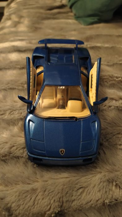 Carro Lamborghini Diablo ano 1990 escala 1/24 Burago