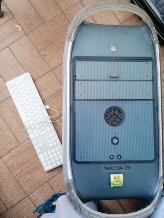 3 portáteis com avaria e 1 torre Apple a funcionar