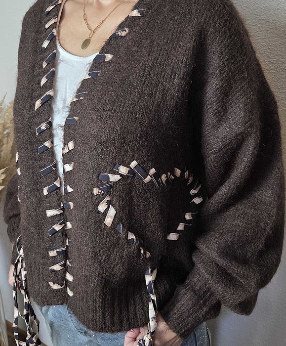 Kardigan z ozdobnymi paterkowymi wstawkami