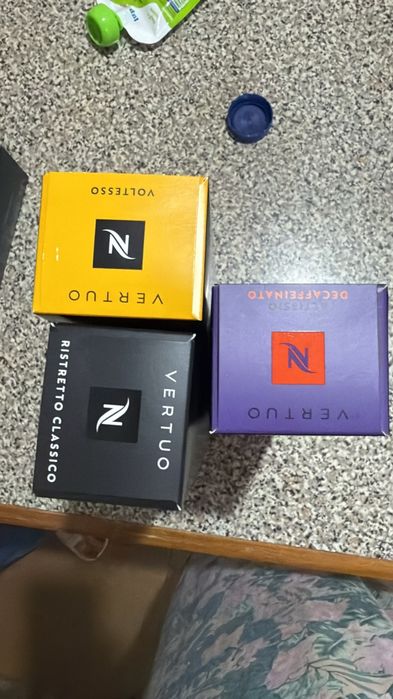 Máquina de Café Nespresso Vertuo Pop com cápsulas