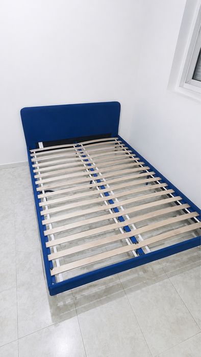 Cama de casal azul