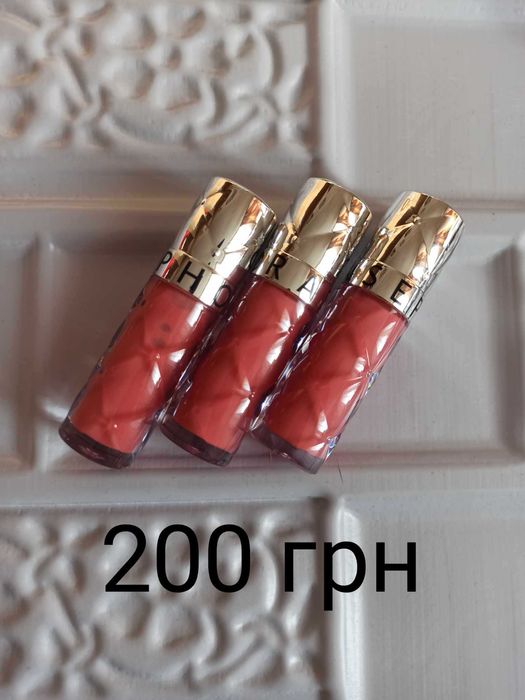 Косметика туш, помади, підводка для очей)