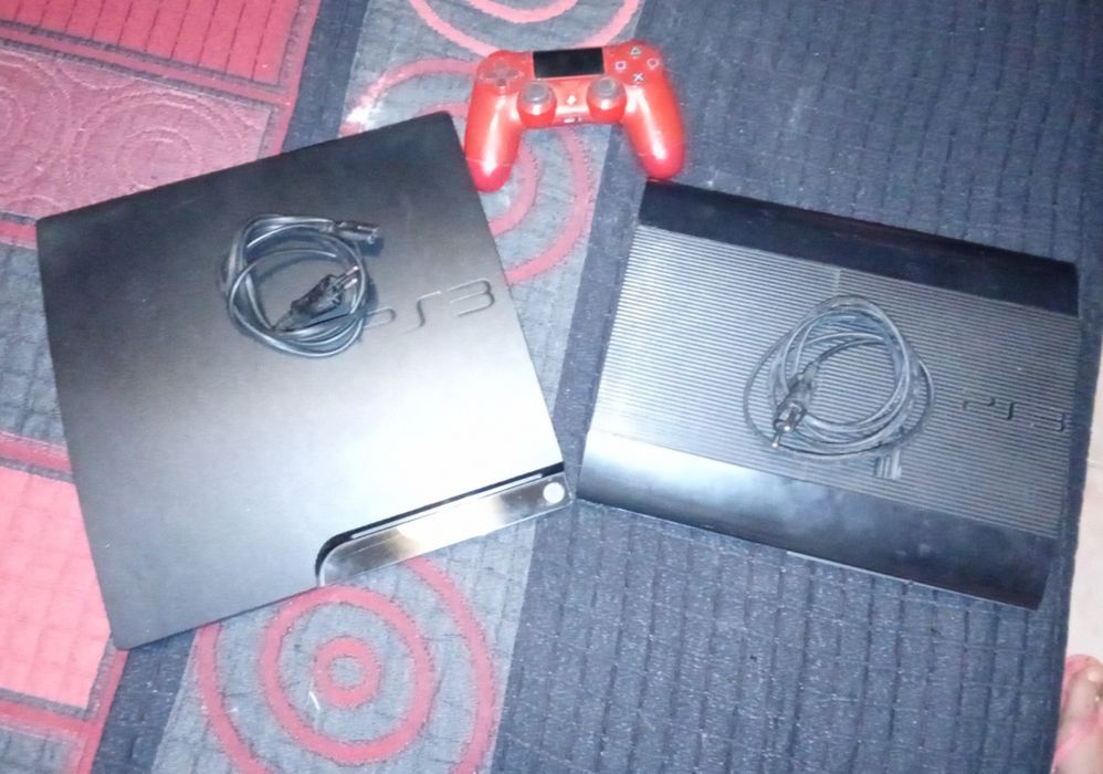 2 PlayStation 3 a funcionar bem e um comando e 3 PCs dois estão a funcionar e o pequeno dá para peças vai pela melhor oferta