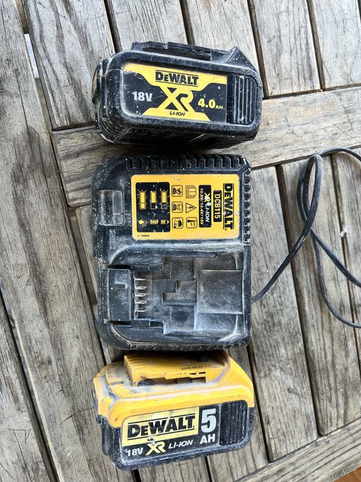 Vendo carregador deWALT + 2 baterias 18v