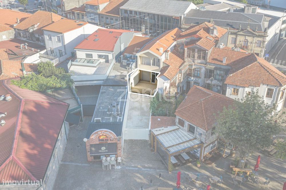 Prédio com Loja + 2 Apartamentos T1 e Terreno | Centro de Valongo