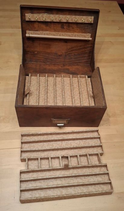 Caixa de joias- adaptacão de uma Antiga caixa de arquivo em madeira,