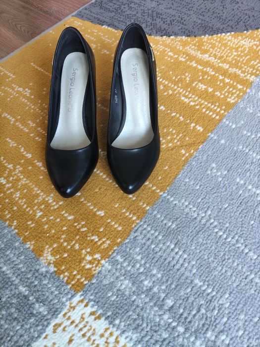 Buty na obcasie .