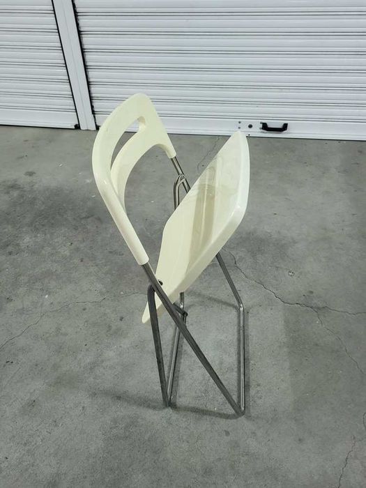 Cadeira de Plástico e Metal