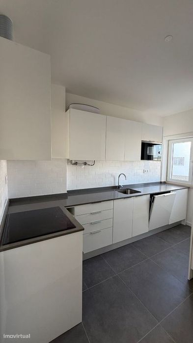 Apartamento T0 com parqueamento e vistas de mar