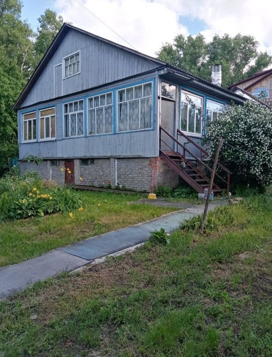 Просторий будинок біля річки