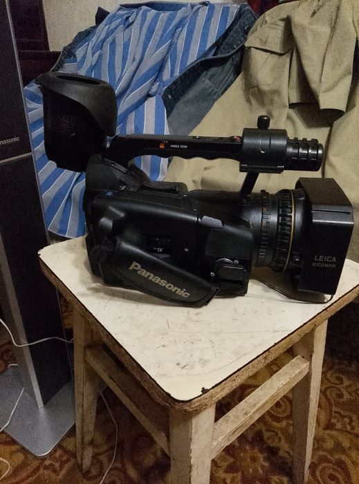 Срочно продам професиональную видеокамеру Панасоник можно з пересылкой