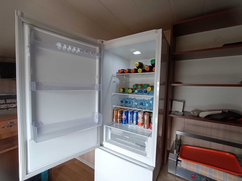 Продам холодильник з морозильною камерою Beko RCHA386K30W