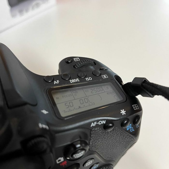 Máquina DSLR Canon 80D