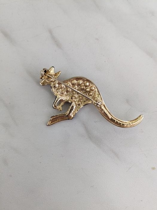 Broszka kangur,krysztalki