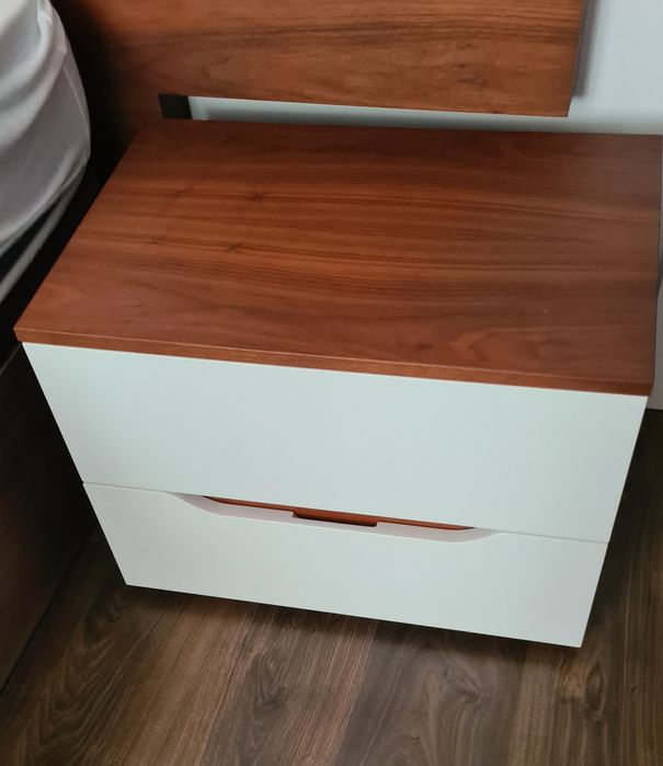 Mobília de Quarto de Casal (sommier, mesas cabeceiras, camiseiro, cómoda e cabeceira)