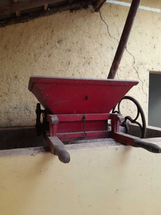 Esmagador de Uvas Manual Antigo