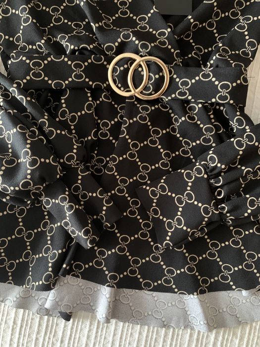 Camisa preta e dourada da New Yorker