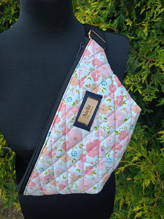 Pikowana nerka handmade – kwiatowy przód + czarny tył