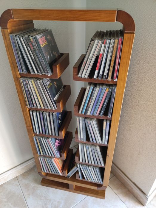 Porta CDs giratório com capacidade para 100 cds