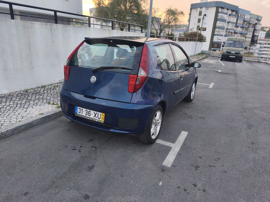 Fiat Punto 80
Motor a gasolina 1.2L 100cv
Modelo: 2004
Vidros e espelhos elétricos
Correia de distribuição, embraiagem, óleo e filtros foram trocados.
