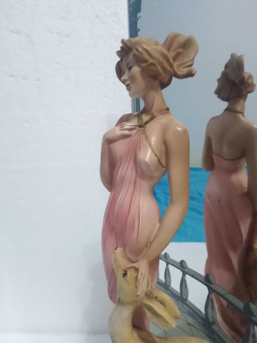 Estátua A Deusa e a Gazela com Espelho