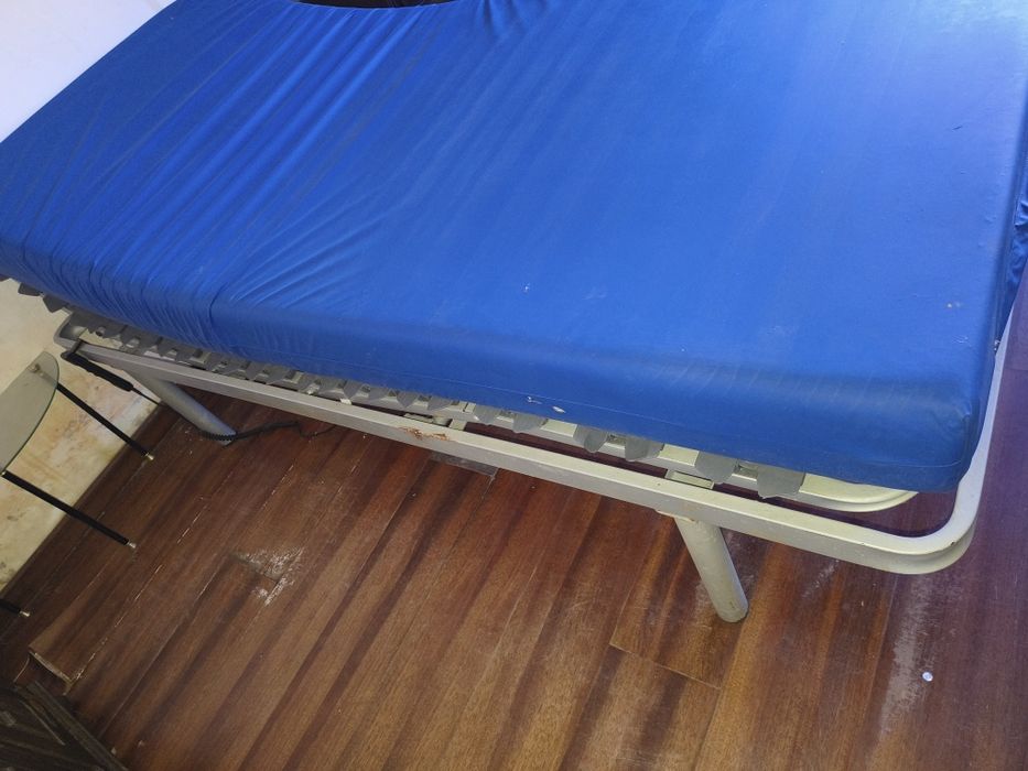 Cama articulada com comando elétrico e colchão antiescaras