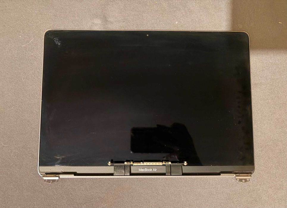 Skrzydło matrycy MacBook Air A2337 - częściowo uszkodzone