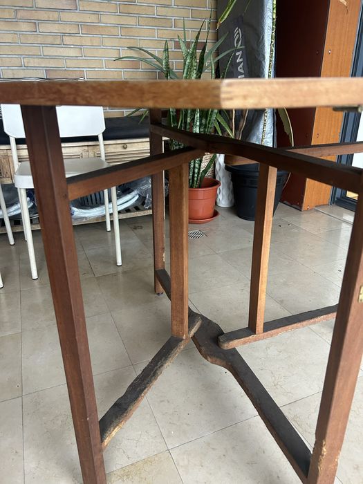 Mesa de exterior de madeira