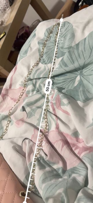 Mała różowa torebka na łańcuszku pikowana