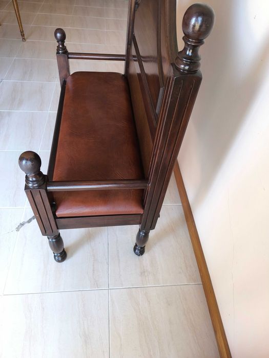 Banco clássico em madeira